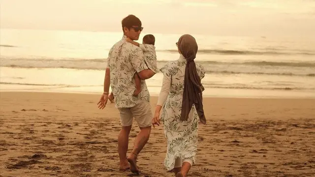 Rizky Billar dan Lesti sedang berlibur di pantai