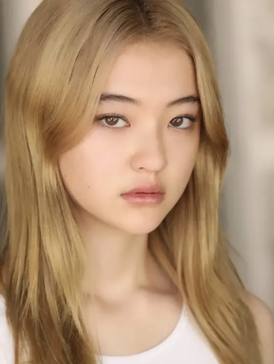 Penampilan sophisticated-nya juga terlihat kala ia tampil dengan gaya rambut lurus.  [Foto: Instagram/ Ella Gross]