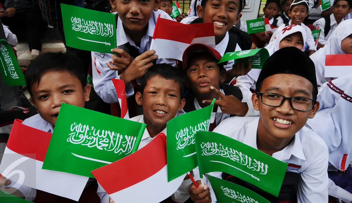 Pelajar SD bersiap menyambut kedatangan Raja Arab Saudi, Salman bin Abdulaziz di sekitar Istana Bogor, Rabu (1/3). Rencananya sekitar 50.000 pelajar akan berjajar untuk menyambut kedatangan Raja Arab dan Presiden Jokowi. (Liputan6.com/Helmi Fithriansyah)