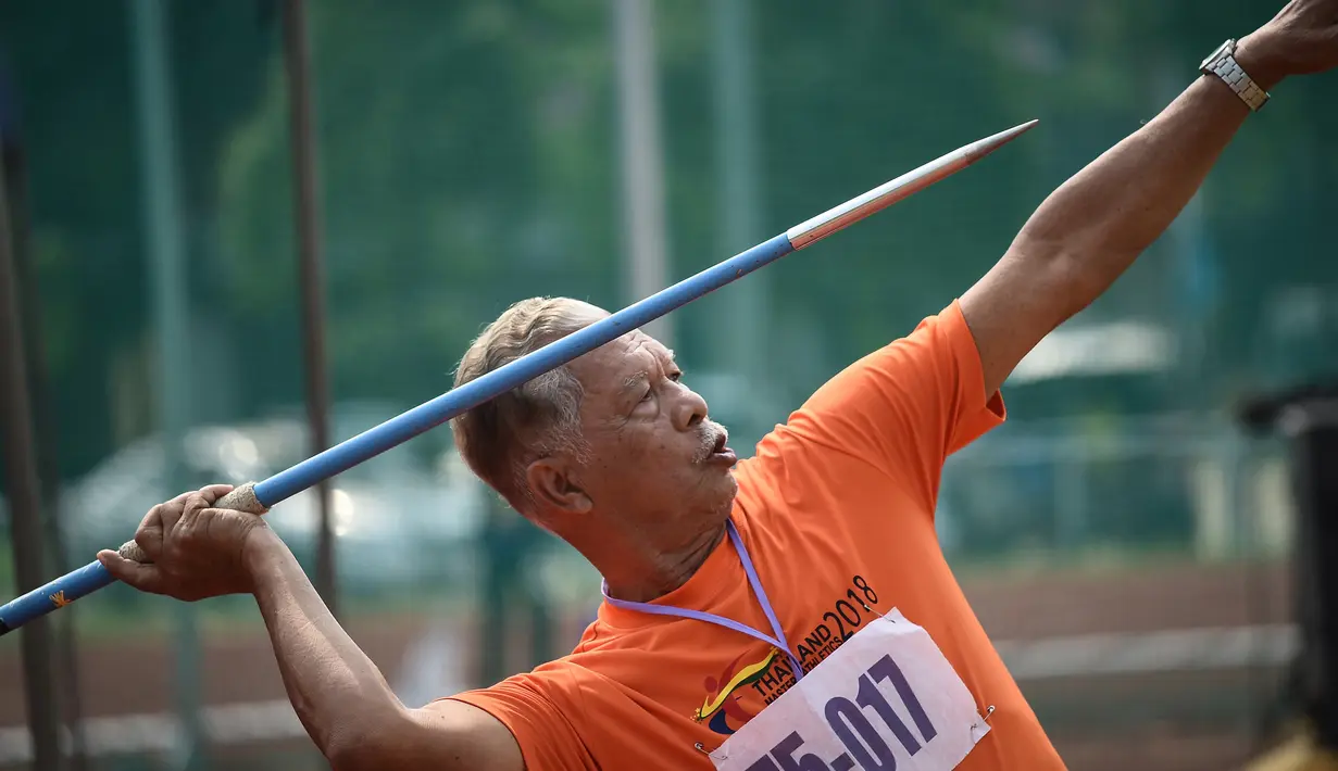 Seorang kakek melakukan lempar lembing saat mengikuti Elderly Games nasional di Thailand (25/4). Pertandingan yang diikuti antar lansia ini merupakan yang pertama di Thailand. (AFP/Lillian Suwanrumpha)