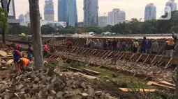 Pekerja menyelesaikan pembangunan proyek revitalisasi Taman Monumen Nasional (Monas) di Jakarta, Sabtu (18/1/2020). Nantinya, Taman Monas bakal dilengkapi tempat duduk semi teater hingga kolam air dengan teknologi pencahayaan pada malam hari. (Liputan6.com/Immanuel Antonius)