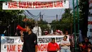 Warga berorasi saat aksi damai menolak pengosongan rumah mereka di Perumahan Perwira Mabad, Rawabelong, Jakarta, Senin (7/9/2015). Kodam Jaya berencana melakukan pengosongan puluhan rumah purnawirawan anggota TNI AD. (Liputan6.com/Yoppy Renato)
