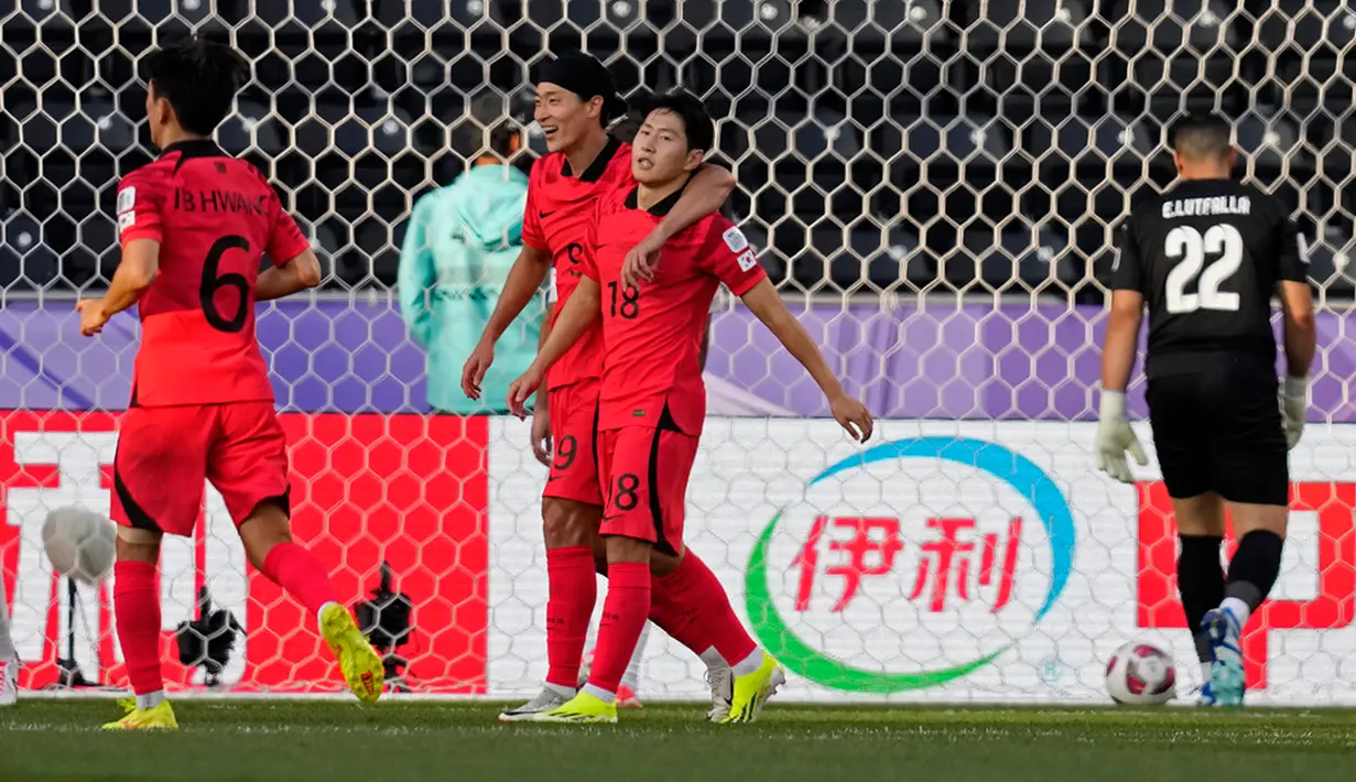 <p>Pemain Korea Selatan Lee Kang In (ketiga dari kiri) merayakan bersama rekan satu timnya setelah mencetak gol ke gawang Bahrain pada pertandingan sepak bola Grup E Piala Asia di Stadion Jassim Bin Hamad, Doha, Qatar, Senin (15/1/2024). (AP Photo/Thanassis Stavrakis)</p>