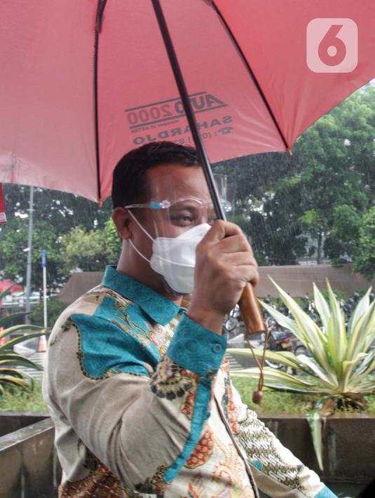 Plt Gubernur Sulsel, Andi Sudirman Sulaiman usai diperiksa di gedung Merah Putih KPK, Jakarta, Rabu (2/6/2021). Andi S Sulaiman diperiksa sebagai saksi dugaan suap perizinan dan pembangunan infrastruktur di Pemprov Sulsel 2020-2021 dengan tersangka Nurdin Abdullah. (Liputan6.com/Helmi Fithriansyah)