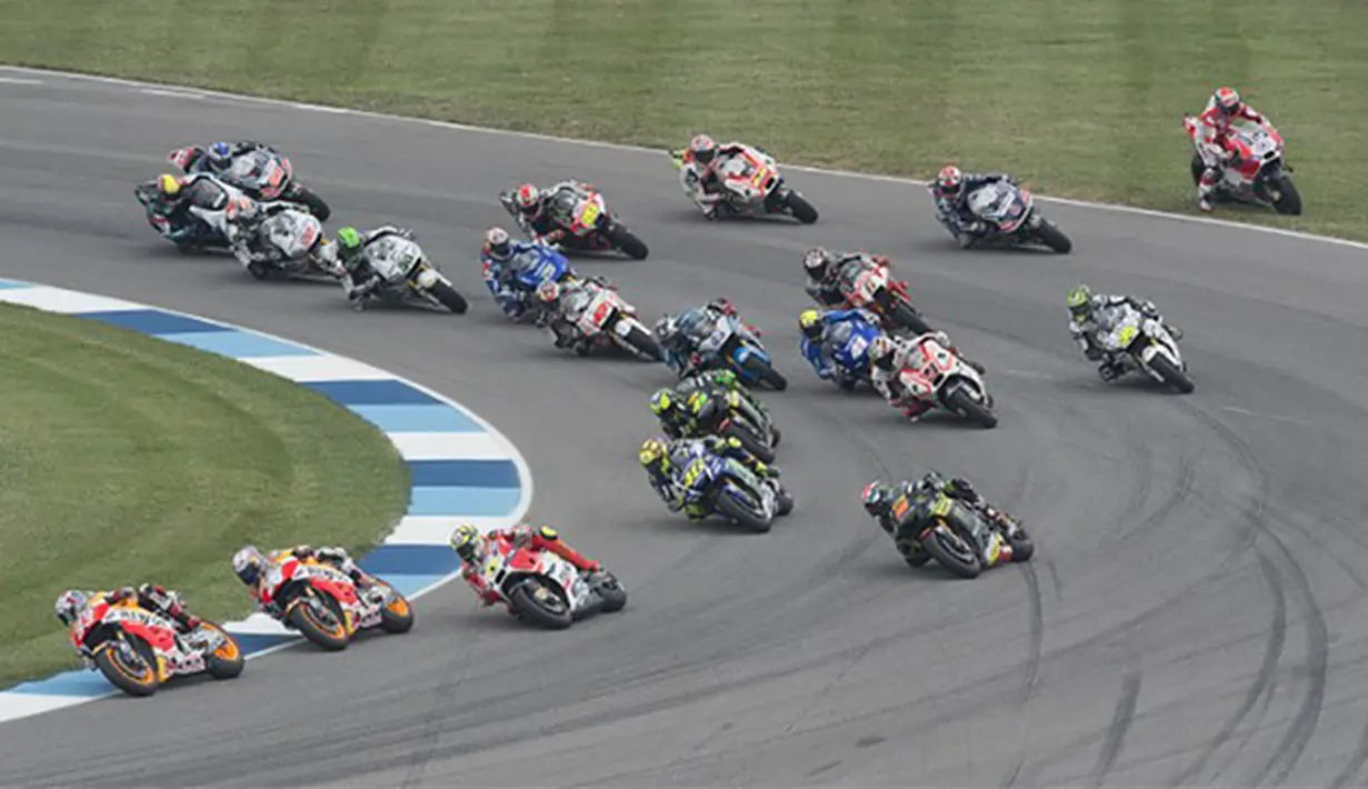 Pebalap Marc Marquez memulai start terdepan pada MotoGP di Sirkuit Indianapolis, AS, Senin (10/8/2015). Pada balapan itu Marquez menjadi yang tercepat diikuti Lorenzo dan Rossi ditempat kedua dan ketiga. (Getty Images/AFP)
