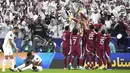Para pemain Qatar mengangkat Akram Afif saat perayaan gelar juara Piala Asia 2023 di Stadion Lusail, Sabtu (10/2/2024). Qatar menjuarai Piala Asia 2023 berkat kemenangan 3-1 atas Yordania. (AP Photo/Thanassis Stavrakis)