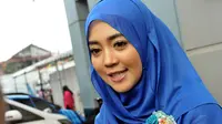 Menurut aktris dan presenter ini, panggilan ustazah hanya pantas bila ada pasangan. Sementara itu hingga saat ini dirinya masih sendiri, Jakarta, Jumat (4/7/14). (Liputan6.com/Panji Diksana)