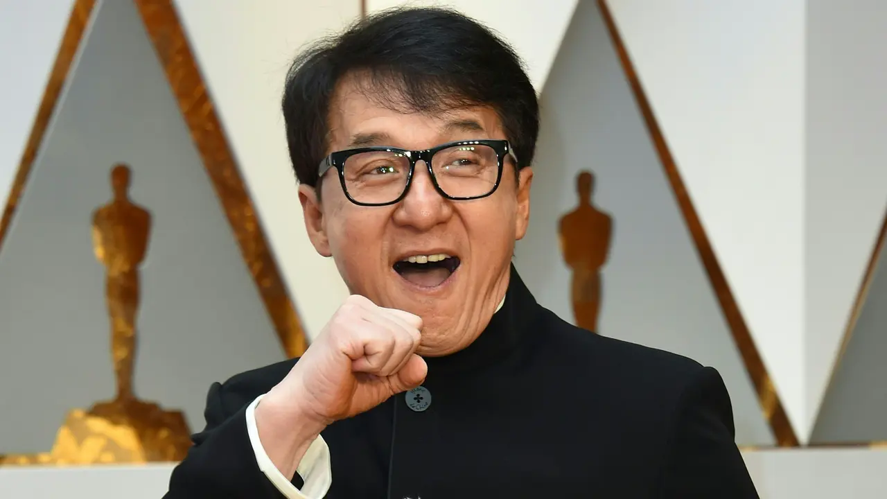 20170226-Jackie Chan Bawa Dua Boneka Panda ke Oscar 2017-California