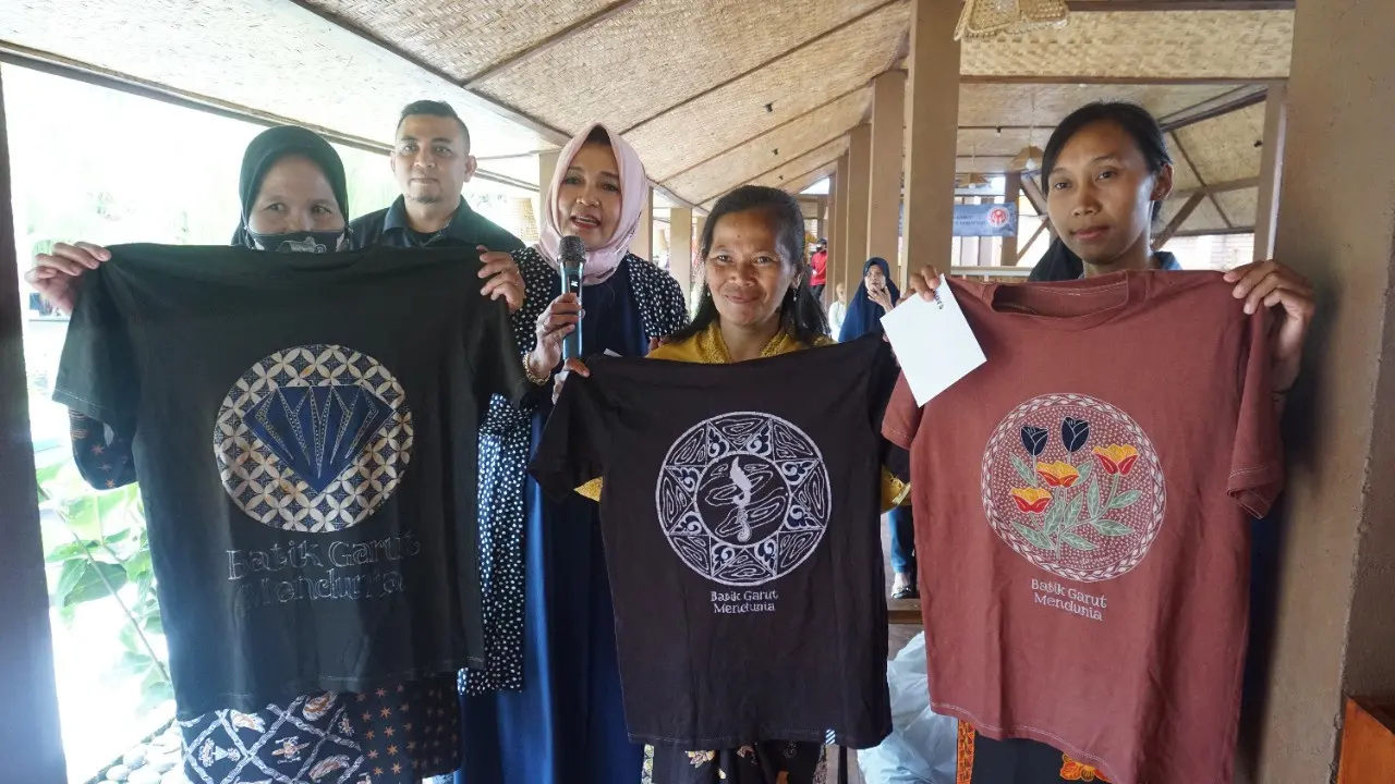 Beberapa pembatik lokal Garut, Jawa Barat tengah menunjukan beberapa hasil inovasi mereka batik garutan pada kaos.