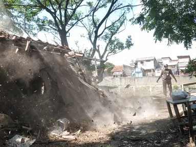 Petugas PPSU membantu pembongkaran rumah warga di Bukit Duri, Jakarta, Kamis (29/9). Pemprov DKI kembali lanjutkan pembongkaran belasan rumah di Bukit Duri. (Liputan6.com/Yoppy Renato)