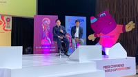 Ketua Umum PSSI, Erick Thohir (kiri) dalam jumpa pers Emtek Group sebagai pemegang hak siar resmi Piala Dunia U-20 di SCTV Tower, Senayan, Selasa (28/2/2023). (Melinda/Liputan6.com)