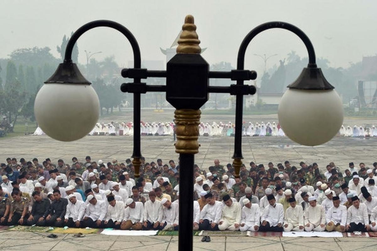 Ribuan warga Riau gelar salat minta hujan di tengah kabut asap