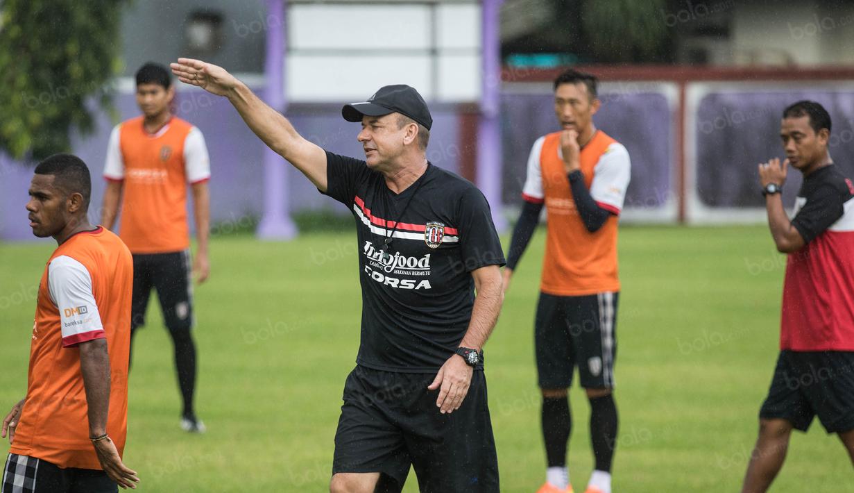 Pelatih Bali United, Hans Peter Schaller, memimpin latihan anak asuhnya jelang laga Piala Presiden 2017 melawan Barito Putera di Lapangan Banteng, Bali, Kamis (16/2/2017). (Bola.com/Vitalis Yogi Trisna)