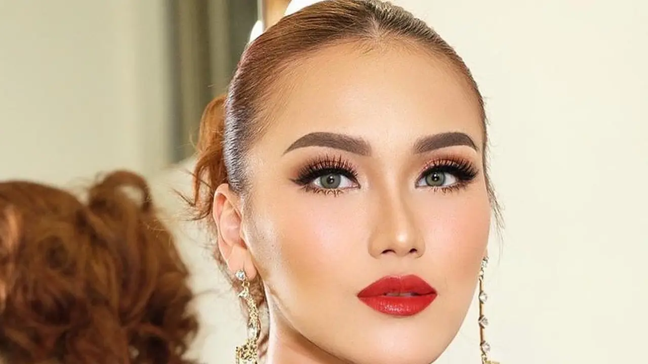 Potret Ayu Ting Ting dengan Makeup Tebal, Bikin Pangling