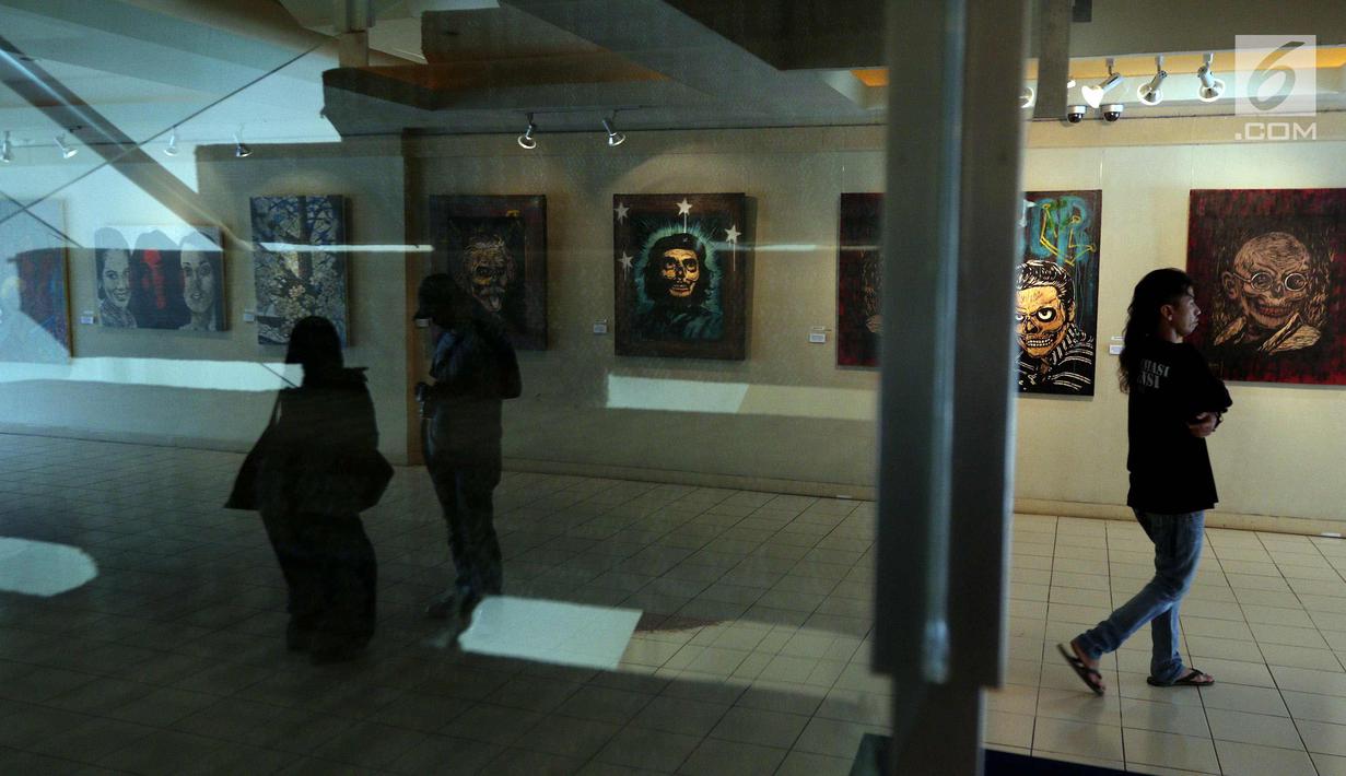 Pengunjung melihat Pameran Visual bertajuk "Pang! No Border, No Class" yang di selenggarakan di Galeri Cipta 3, Tim, Jakarta Pusat (22/4). Pameran ini di gelar sampai tanggal 30 April 2018 mendatang. (Liputan6.com/Johan Tallo)