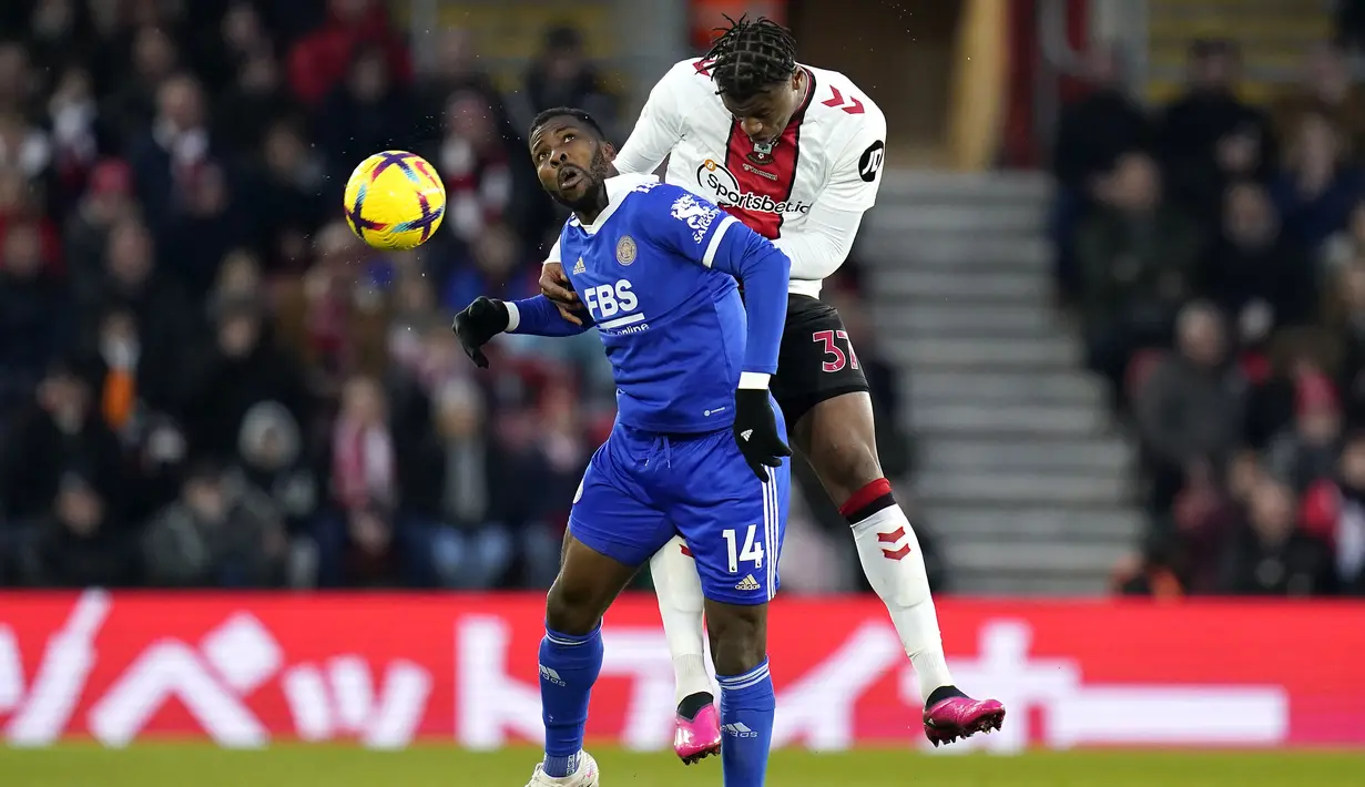 Penyerang Leicester City Kelechi Iheanacho berebut bola dengan bek Southampton, Armel Bella-Kotchap pada pekan ke-26 Liga Premier League Inggris di St. Mary's Stadium, Southampton, Minggu (5/3/2023) dini hari WIB. Adapun gol semata wayang yang diperoleh Southampton tersebut terjadi di menit ke 35 melalui Carlos Alcaraz. (Andrew Matthews/PA via AP)