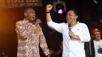Penyanyi campursari Didi Kempot ketika berduet dengan penyanyi asal Papua saat konser di Balai Kota Solo beberapa waktu silam.(Liputan6.com/Fajar Abrori)