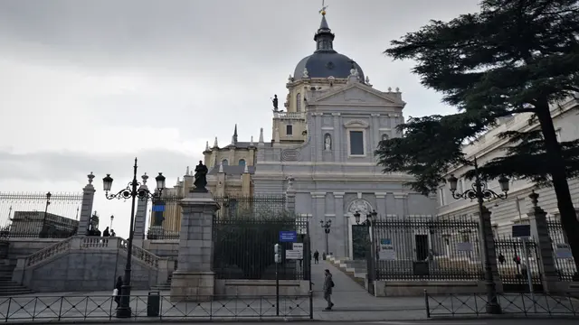 Gereja Katedral Almudena Cathedral yang berada di halaman Palacio Real de Madrid