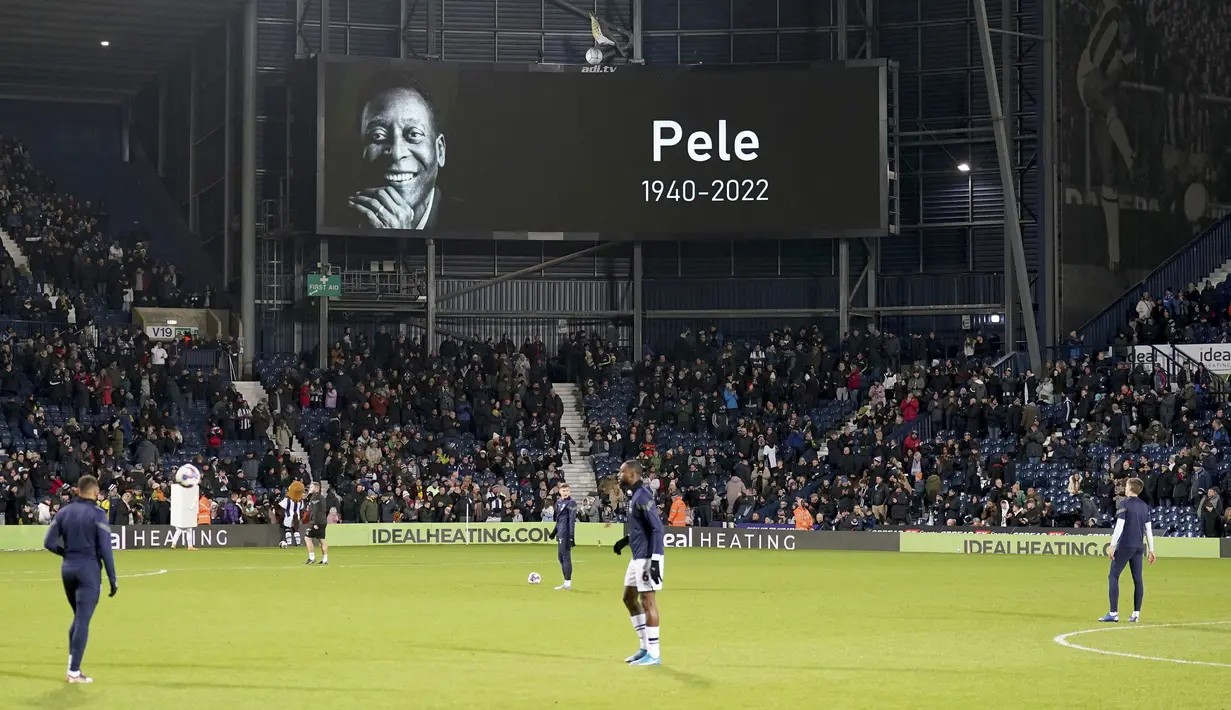 Layar raksasa di Stadion The Hawthorns mengumumkan kematian legenda sepak bola Pele sebelum pertandingan Divisi Championship Liga Inggris antara West Bromwich Albion dan Preston North End, Kamis 29 Desember 2022. Sebelum kepergiannya, Pele menjalani perawatan intensif di rumah sakit Albert Einstein, Sao Paulo selama satu bulan terakhir untuk berjuang sembuh dari kanker usus yang dideritanya sejak 2021. (Joe Giddens/PA via AP)