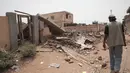 Perang saudara di Sudan membuat rumah-rumah warga hancur. Warga pun menyaksikan rumah mereka jadi puing-puing.  (AP Photo/Marwan Ali)