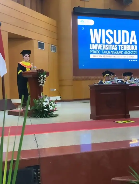 “Dan dengan ada Universitas Terbuka bisa ambil kuliah lagi secara online dan lulus hari ini, dan rencananya next aku mau ambil S3 lagi di bidang ilmu Hukum,” kata Tina Toon. [Instagram/tinatoon101]