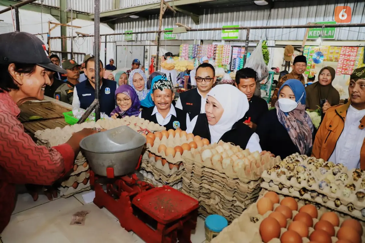Gubernur Jawa Timur, didampingi Bupati Situbondo Karna Suswandi memantau harga bahan pokok di pasar Tradisional Panarukan Situbondo (Hermawan Arifianto/Liputan6.com)