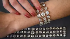 Dua gelang Ratu Prancis Marie-Antoinette diperlihatkan di Jenewa, Swiss, 6 September 2021. Dua gelang tersebut akan dilelang di Jenewa pada 9 November nanti.(FABRICE COFFRINI/AFP)