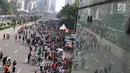 Warga kembali beraktivitas saat CFD di Jalan Jenderal Sudirman, Jakarta, Minggu (9/7).  Pasca libur lebaran, pelaksanaan CFD Jakarta kembali diberlakukan setiap hari Minggu, mulai pukul 06.00-11.00 WIB. (Liputan6.com/Immanuel Antonius)