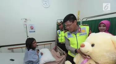 Kepala Korps Polisi Lalu Lintas (Kakorlantas) Polri Irjen Royke Lumowa menjenguk Sukiarti, perempuan asal Kabupaten Rembang, Jawa Tengah, yang melahirkan di bahu tol Cipali KM 82, Minggu, 2 Juli 2017.
