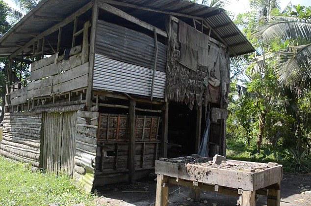 Rumah tempat tinggal mereka sekaligus tempat membunuh sang bunda. Foto: copyright dailymail.co.uk.
