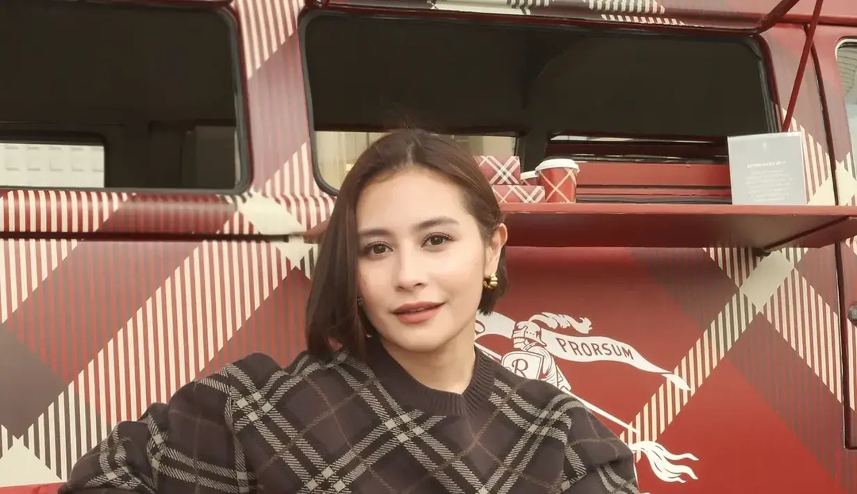 Prilly Latuconsina kenakan setelan check cashmere sweater Rp28jutaan dan rok Rp26jutaan dari Burberry. Setelan ini tampil dalam dua look yang berbeda [@prillylatunconsina96]