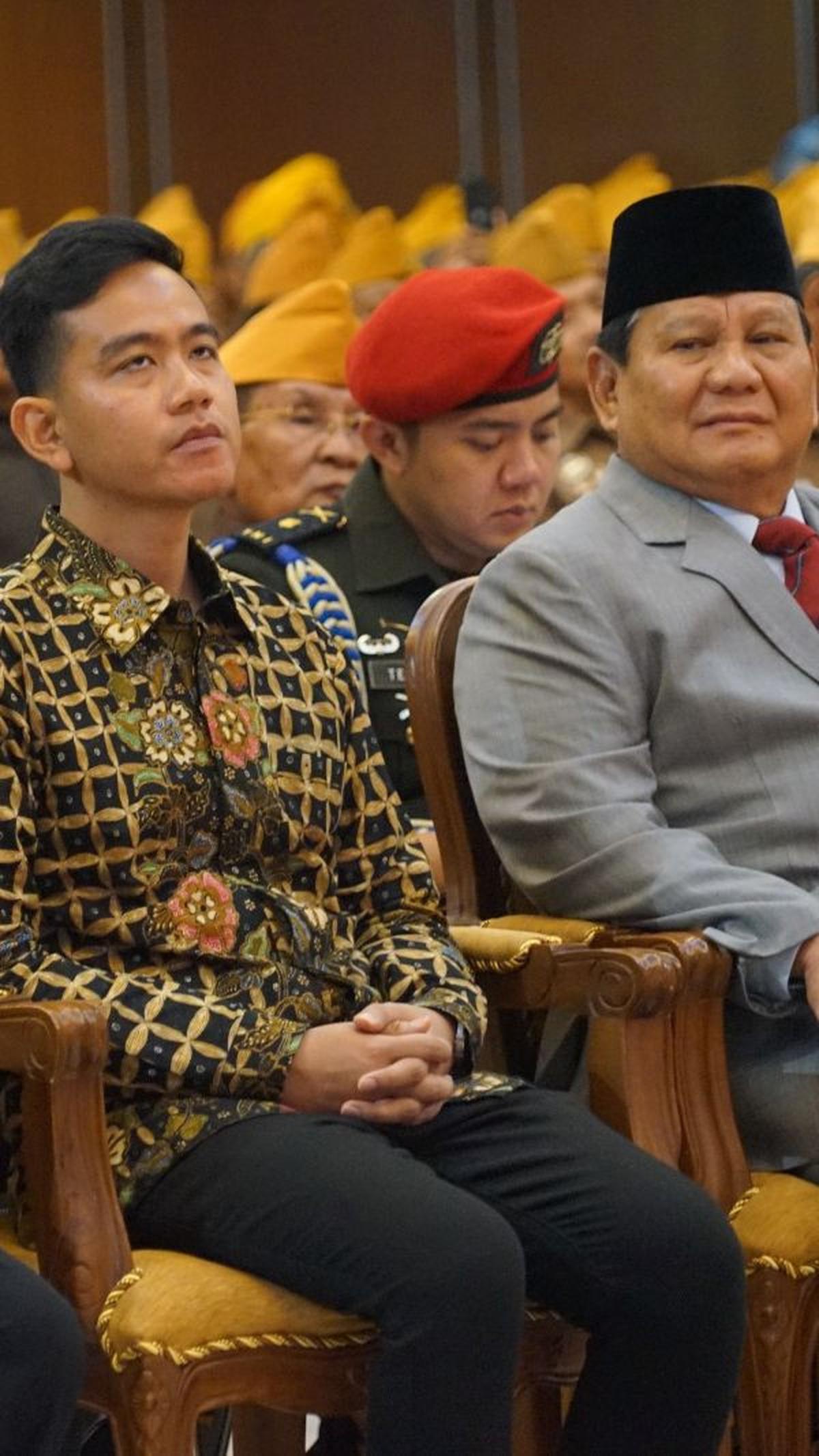 Pada kesempatan tersebut Gibran Rakabuming terlihat cukup dekat dengan Prabowo Subianto.&nbsp;<span style="background-color: var(--colorset); color: rgba(255,255,255,var(--tw-text-opacity)); font-family: var(--font-primary1);">Keduanya tampak duduk berdam