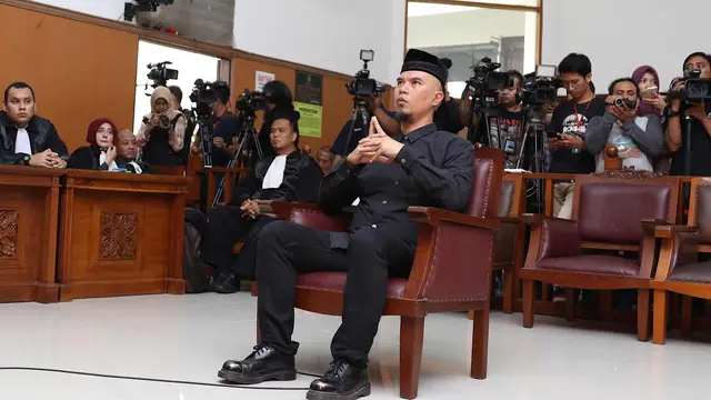 Gaya Ahmad Dhani Jalani Sidang Perdana Kasus Ujaran Kebencian