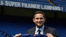 Manajer Chelsea, Frank Lampard menunjukkan jersey Chelsea di Stadion Stamford Bridge, London, Inggris, Kamis (4/7/2019). Lampard telah menyumbangkan 13 gelar saat bermain untuk Chelsea. (AP Photo/Matt Dunham)