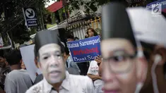 Massa yang mengatasnamakan Gerbang (Gerakan Anak Bangsa) menggelar unjuk rasa di depan PN Jakarta Selatan, Selasa (19/3). Dalam aksinya, mereka meminta Ratna Sarumpaet membongkar aktor intelektual dalam penyebaran hoaks. (Liputan6.com/Faizal Fanani)
