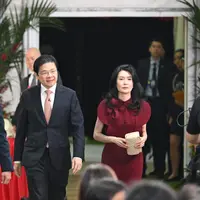 Istri PM Singapura, Loo Tze Lui tampil mengenakan gaun rancangan desainer Indonesia, Peggy Hartanto. [@CNA/Syamil Sapari]