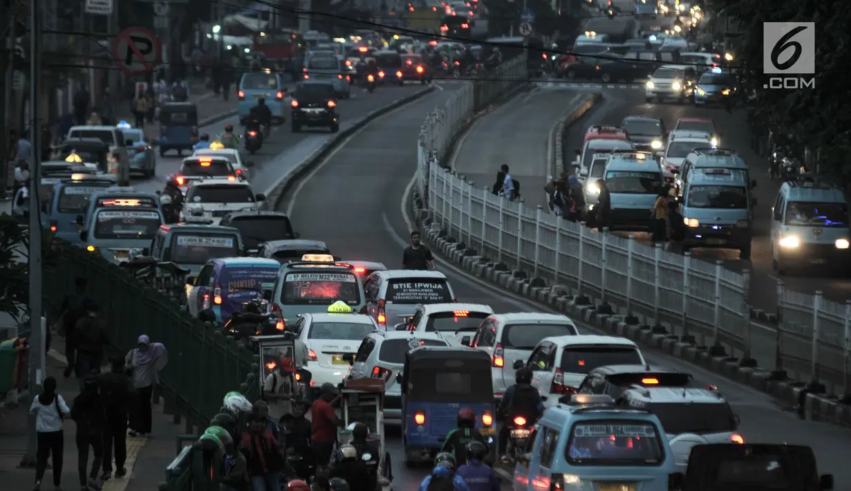 Kemacetan arus lalu lintas di depan Stasiun Jatinegara, Jakarta, Rabu (12/12). Kemacetan yang kerap kali terjadi, terutama pada jam sibuk akibat banyaknya angkutan umum, bajaj, hingga ojek yang memangkal di kawasan tersebut. (Merdeka.com/Iqbal S. Nugroho)