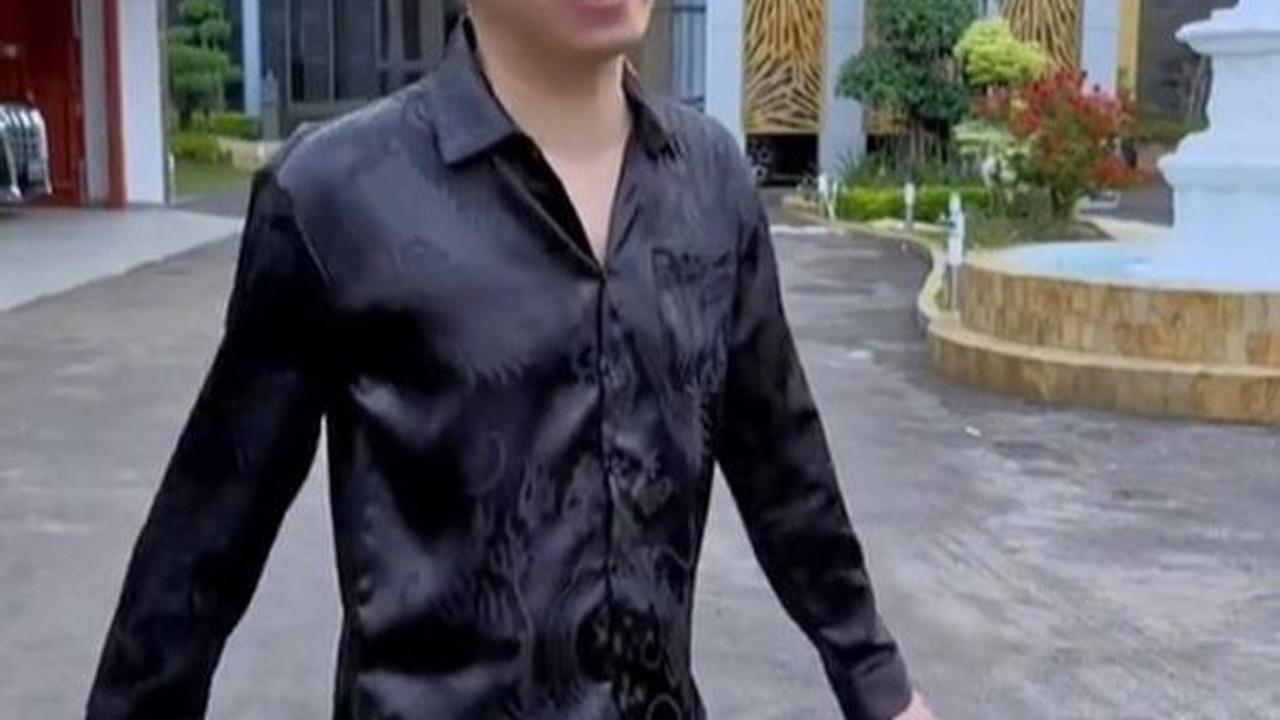 Di bagian depan rumahnya, terdapat area lokasi patung yang  luas yang diperuntukkan sebagai garasi.  Patung ini dipercaya membawa hoki dan ada pula tanaman seharga 40 juta di area tersebut.