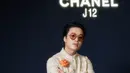 Teeradon Supapunpinyo mengenakan blazer soft yellow, dipadukan celana denim panjang. Sambil mengenakan jam tangan hitam Chanel. Dok.CHANEL