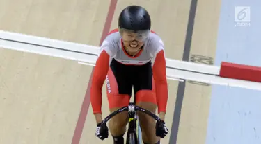 Pembalap sepeda Indonesia, Chrismonita Dwi Putri memacu sepedanya di nomor Women Elite nomor 500m Time Trial Asian Track Championships 2019 di Jakarta International Velodrome, Kamis (10/1). Putri meraih mendali perunggu. (Bola.com/Yoppy Renato)