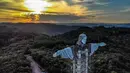 Pemandangan patung raksasa Yesus baru yang sedang dibangun di Encantado, negara bagian Rio Grande do Sul, Brasil, pada 9 April 2021. Patung itu juga lebih tinggi dari patung Yesus yang telah dibangun Brasil sebelumnya di Rio Janeiro yang memiliki tinggi 38 meter. (SILVIO AVILA/AFP)