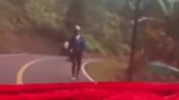 Tangkapan layar video pengancaman menggunakan celurit dua pria terhadap rombongan wisatawan asal Majalengka di Cianjur. (Liputan6.com/ Dok Ist)