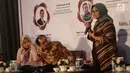 Dr. Hendri Saparini (kanan) memberi pemaparan saat Rembuk Nasional 2017, "Outlook 2018" di Jakarta, Kamis (21/12). Selain membahas peluang politik, acara ini juga memaparkan tantangan perekonomian di Indonesia di tahun 2018. (Liputan6.com/Faizal Fanani)