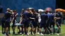 Para pemain Swedia meminum air selama sesi latihan di stadion La Cartuja di Seville, Spanyol, Minggu (13/6/2021). Swedia akan bertanding melawan Spanyol pada Grup E Euro 2020. (AP Photo/Thanassis Stavrakis)
