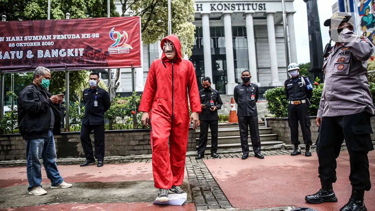 FOTO: Aksi Mahasiswa Bakar Naskah UU Cipta Kerja di Depan Gedung MK