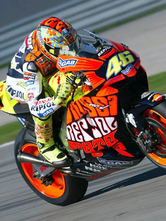 Dengan tetap memakai settingan motor lamanya Honda RCV211V, The Doctor julukan Valentino Rossi kembali menjuarai kejuaraan umum Motogp 2003. (pix.crash.net)