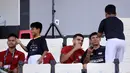 Pemain Persib Bandung, Berguinho (tengah), melayani permintaan foto bersama anak-anak dan pendamping player escort pada laga semifinal Piala Presiden 2026 antara Persib Bandung melawan Persija Jakarta di Stadion Kapten I Wayan Dipta, Gianyar, Bali, Selasa (4/8/2026). Momen tersebut menjadi salah satu sisi menarik di luar jalannya pertandingan yang dimenangkan Persib dengan skor 2-1 untuk memastikan tiket ke final. (Bola.com/Alit Binawan)