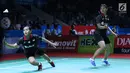Ganda putri Indonesia, Siti F S Ramadhanti/Agatha Imanuela mengambil kok dari Misaki Matsumoto/Ayaka Takahashi (Jepang) di 16 besar Indonesia Open 2018, Jakarta, Kamis (5/7). Imanuela/Ramadhanti kalah 17-21 21-12 21-11. (Liputan6.com/Helmi Fithriansyah)