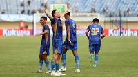 Pemain Persib Bandung, Marc Klok bersama rekannya melakukan selebrasi gol bunuh diri pemain PSM Makassar, Nermin Haljeta pada laga pembuka&nbsp;Piala Presiden 2024 di Stadion Si Jalak Harupat, Bandung, Jumat (19/07/2024). (Bola.com/Abdul Aziz)