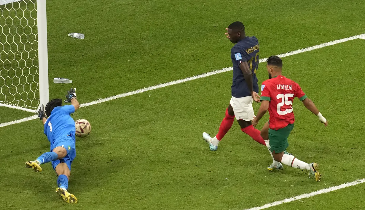 Penyerang Prancis, Randal Kolo Muani saat mencetak gol kedua timnya ke gawang Maroko selama pertandingan semifinal Piala Dunia 2022 di Maroko di Stadion Al Bayt di Al Khor, Qatar, Kamis (15/12/2022). Prancis menang atas Maroko dengan skor 2-0.  (AP Photo/Thanassis Stavrakis)